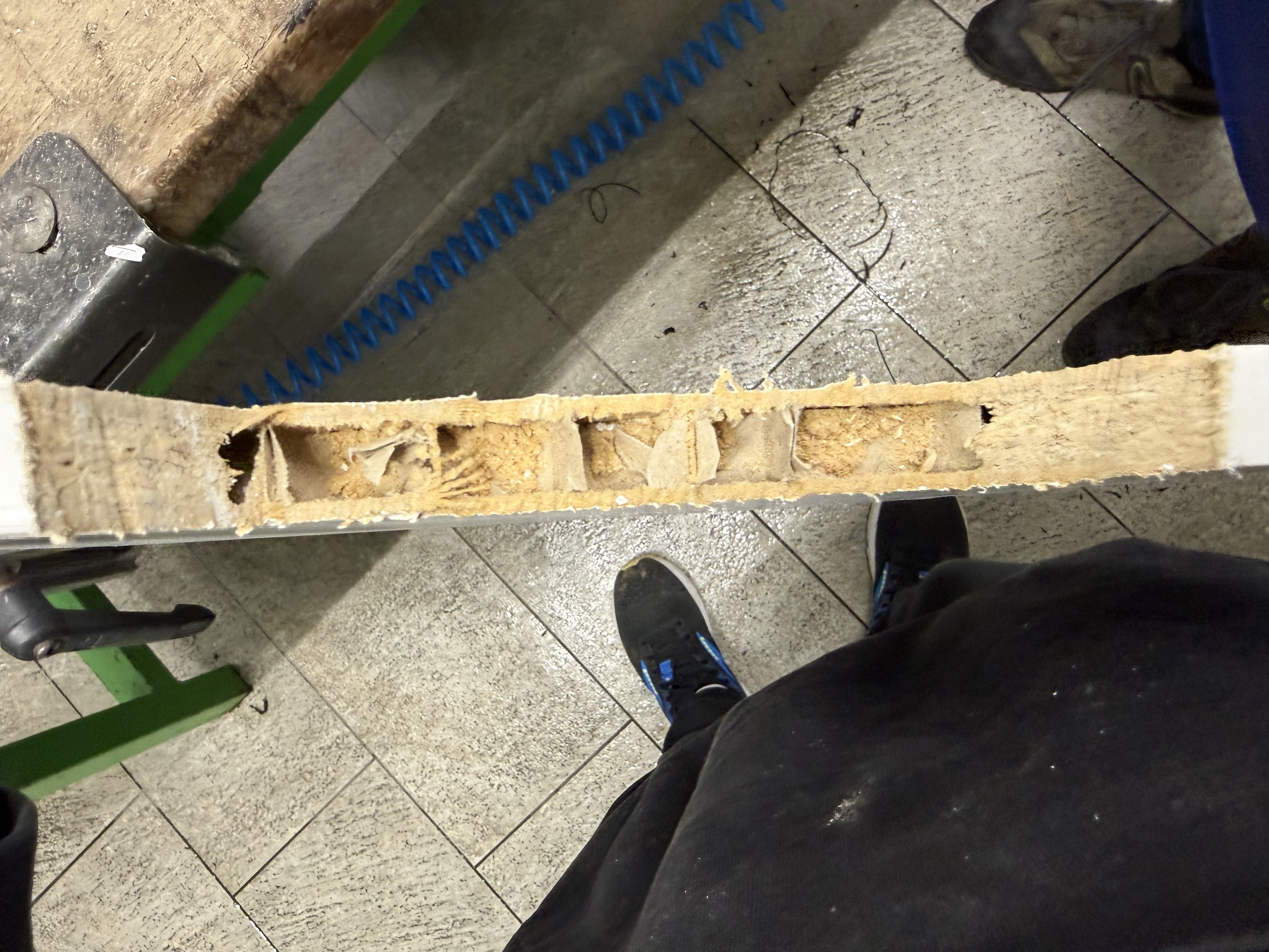 Gehäuse wird für den Einbau vorbereitet